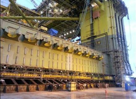 同步頂升系統(tǒng)運(yùn)移43000噸海上石油平臺